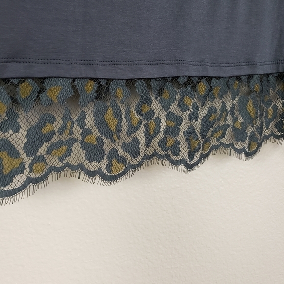 LOGO LORI GOLDSTEIN Leopard Lace Hem Long Line Top Navy Blue Sz S - Picture 4 of 6